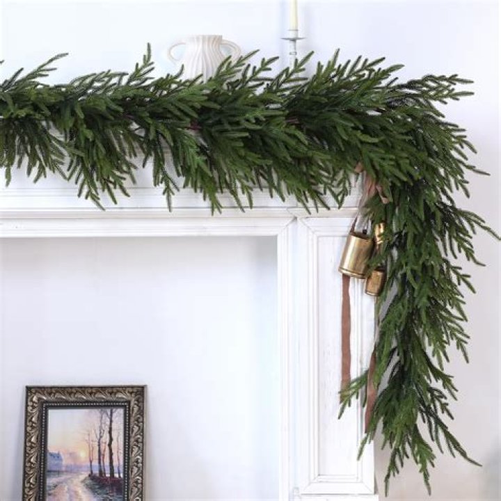 How do you keep Christmas garland fresh