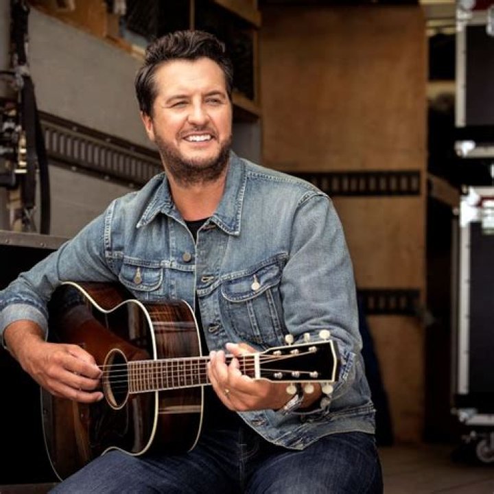 How old is Luke Bryan?