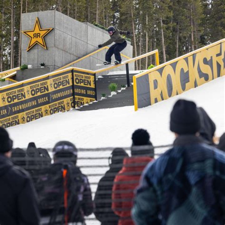 Quick Answer: How Much Does A Pro Snowboarder Make