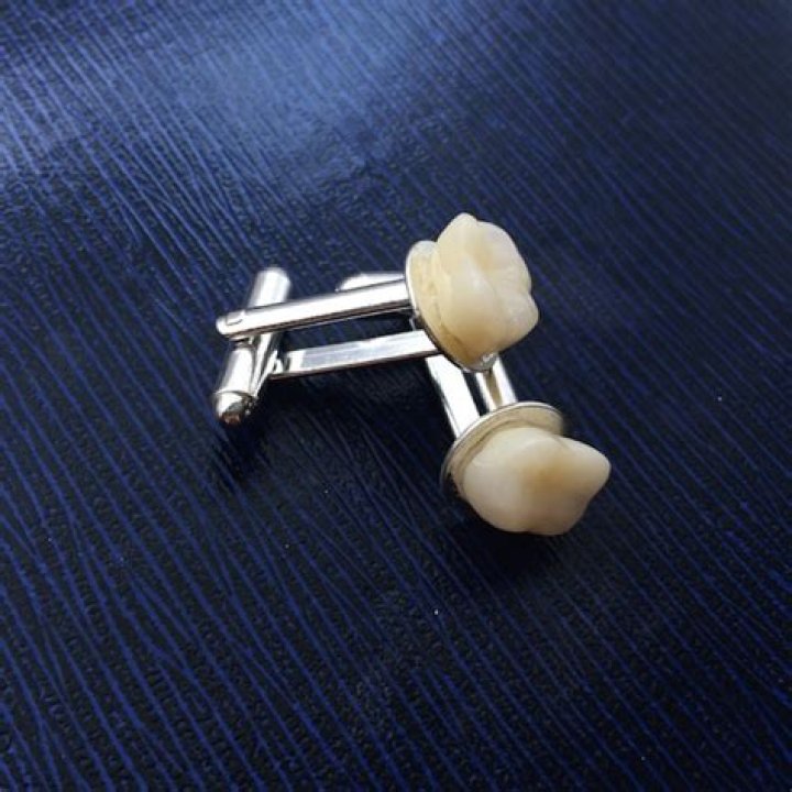 Why does wolfsheim have molar cufflinks